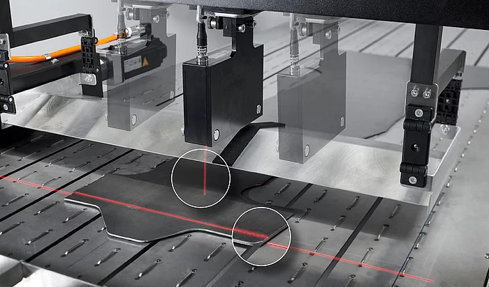 Cận cảnh đầu cảm biến laser triangulation của máy đo KELK alpha.xi compact đang quét chi tiết kim loại
