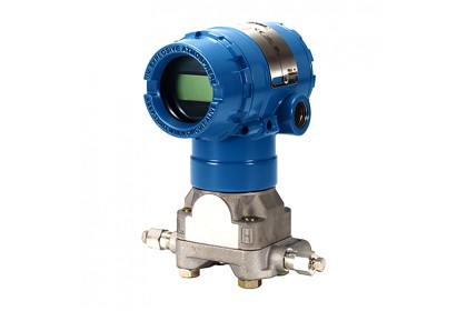 Cảm biến áp suất Rosemount 2051C lắp đặt trên đường ống trong nhà máy